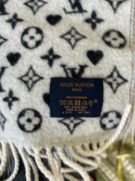 LOUIS VUITTON Vintage Monogram Escharpe Fur Scarf Shawl  Louis Vuitton Game On Black Cream Scarf Monogram Cashmere